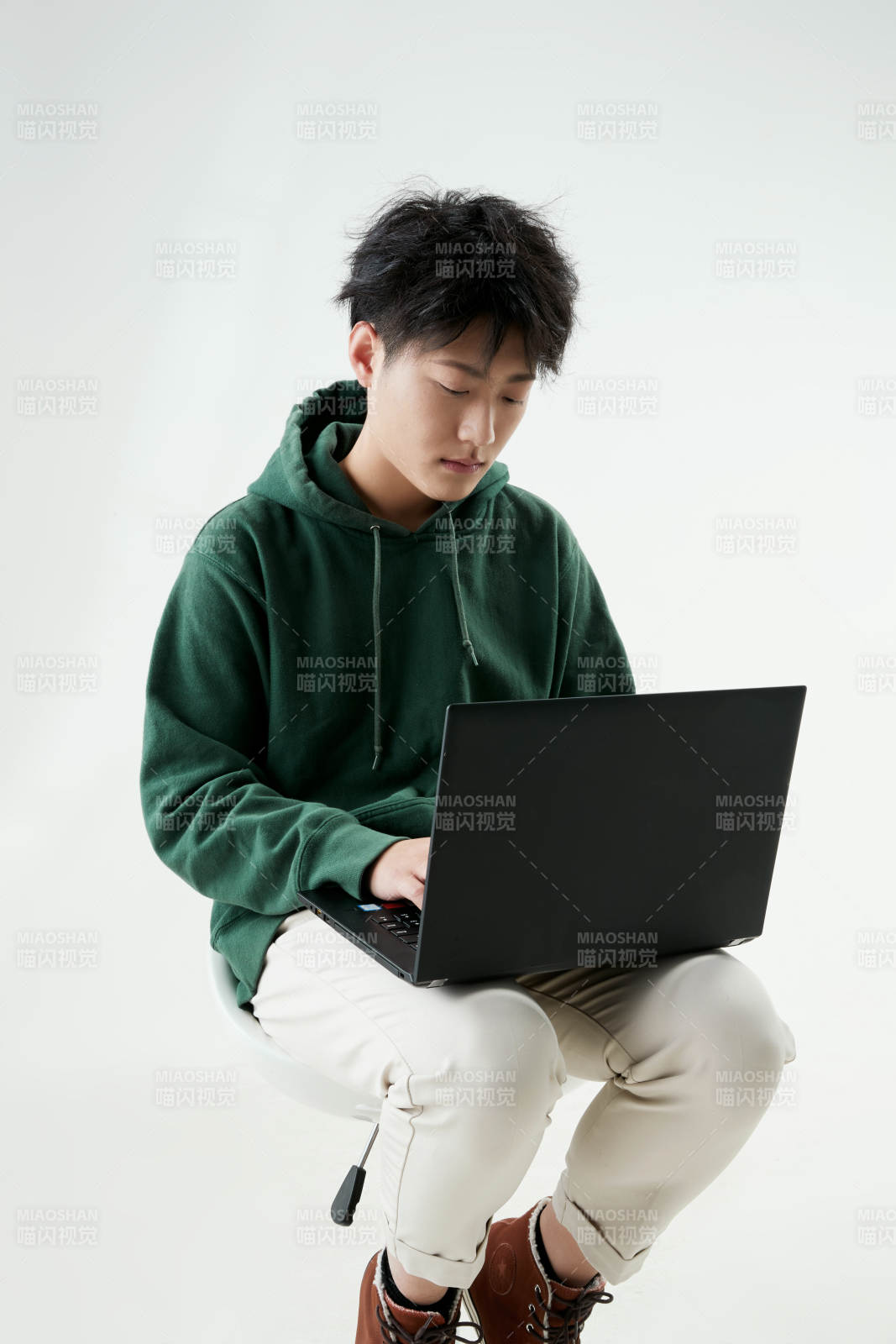 沉浸在网络恋爱世界的青年男子图片