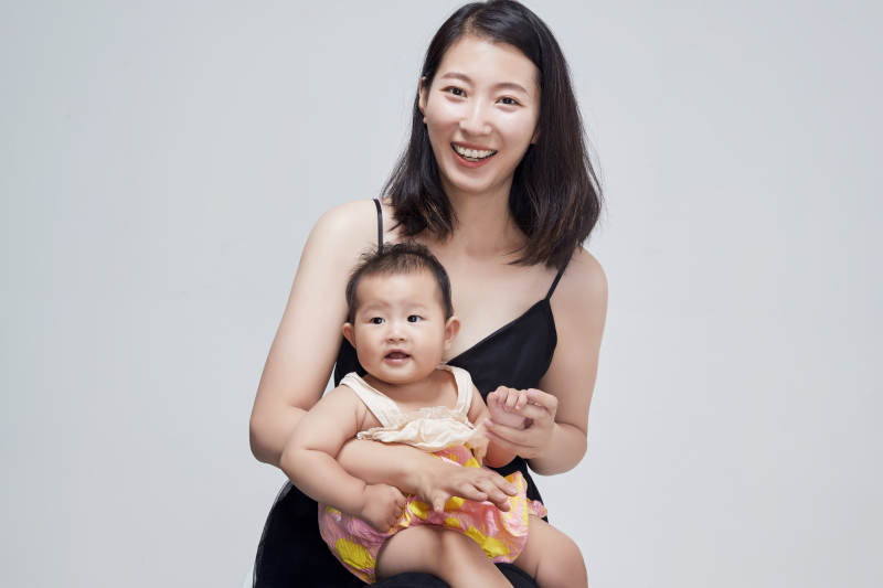 妈妈陪伴宝宝快乐的玩耍图片