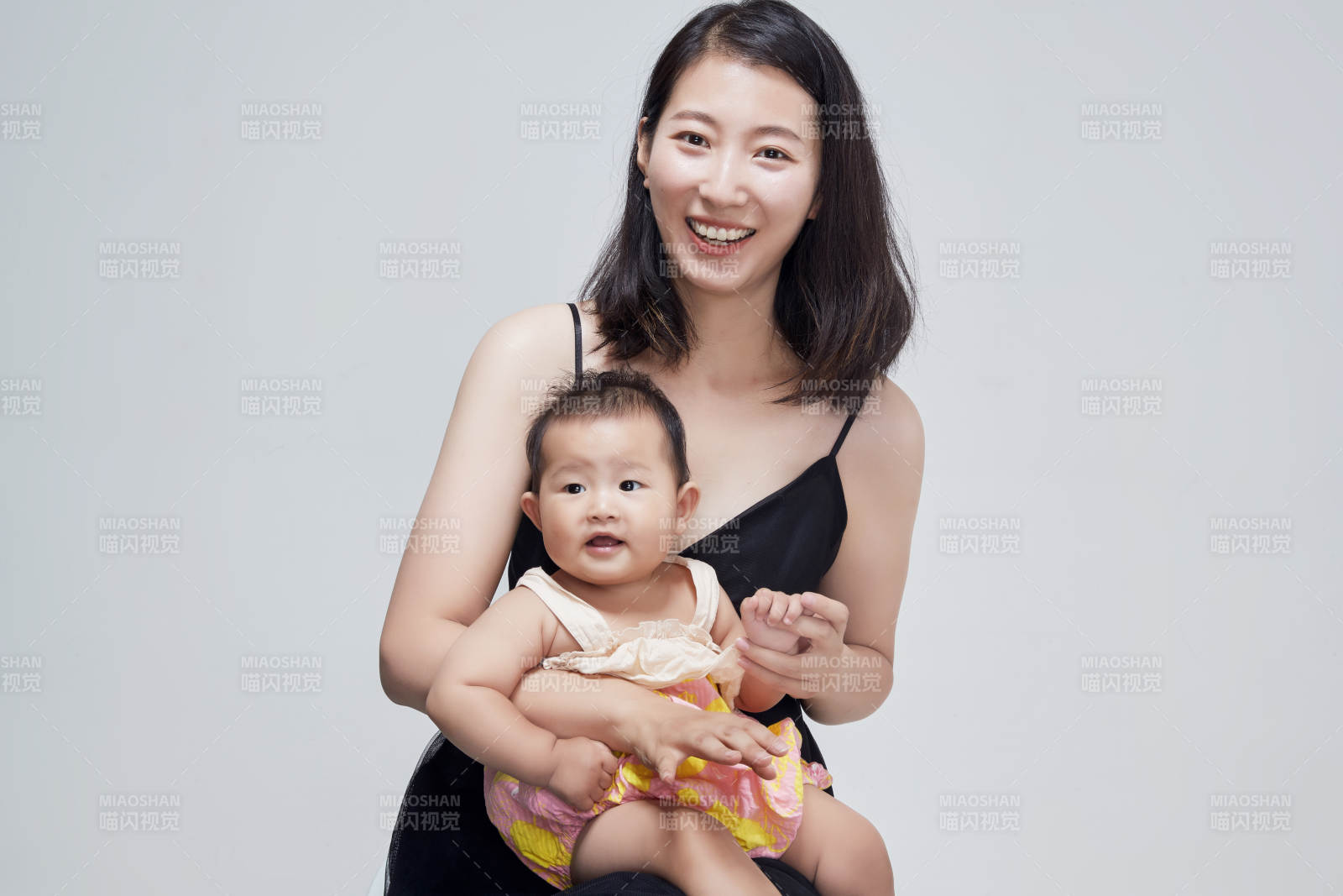 妈妈陪伴宝宝快乐的玩耍图片