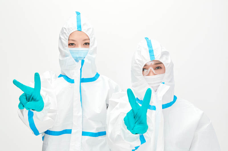 穿白色防护服佩戴护目镜口罩的防疫人员图片