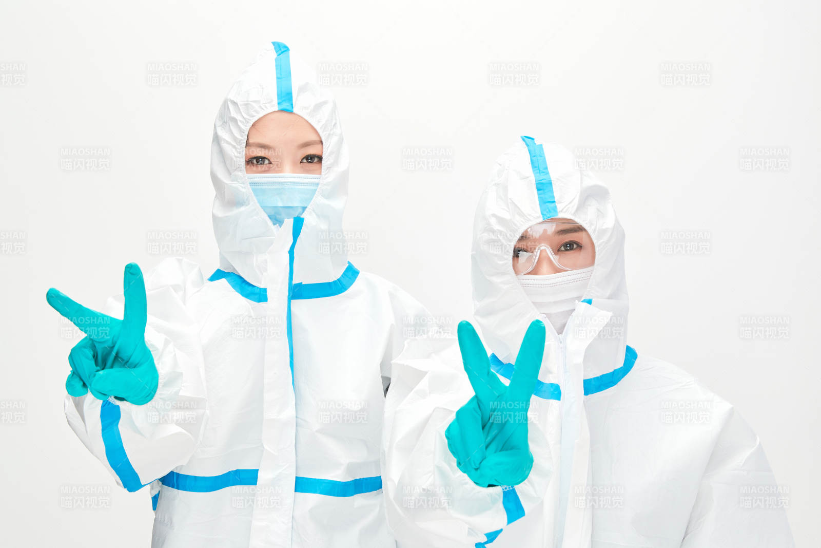 穿白色防护服佩戴护目镜口罩的防疫人员图片