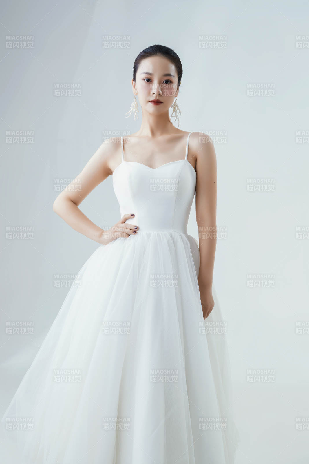 棚拍白色背景下的洁白婚纱新娘美妆图片