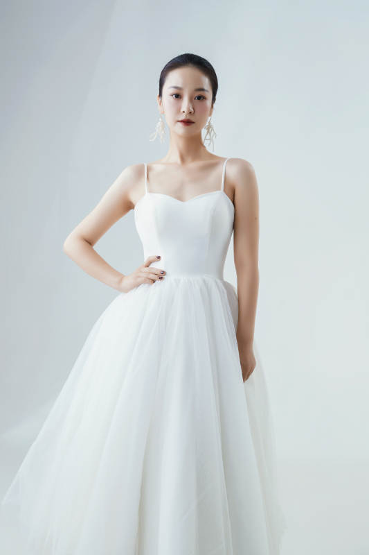 棚拍白色背景下的洁白婚纱新娘美妆图片