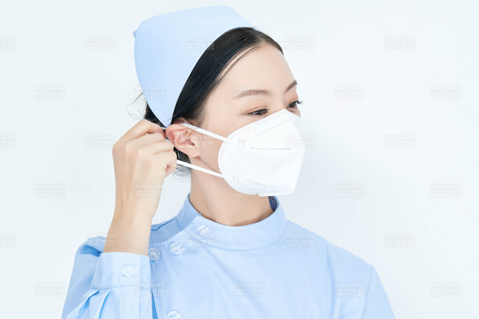 女性医护人员展示规范的口罩正确佩戴方式图片