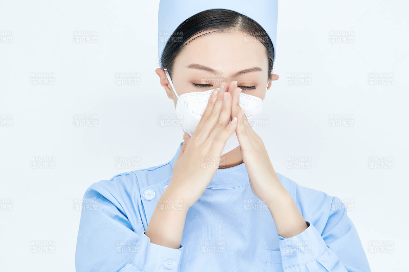 女性医护人员展示规范的口罩正确佩戴方式图片