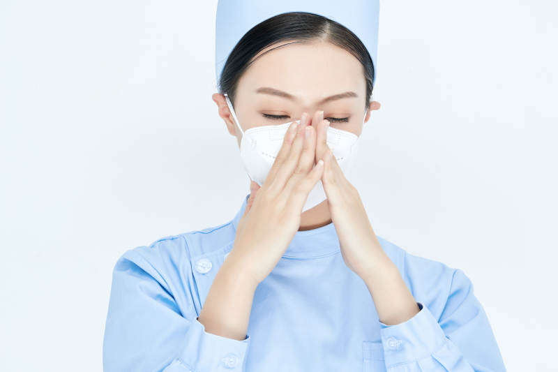 女性医护人员展示规范的口罩正确佩戴方式图片