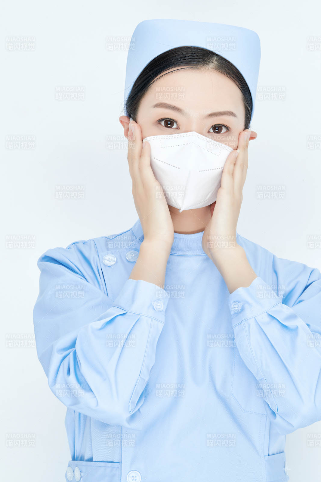 女性医护人员展示规范的口罩正确佩戴方式图片