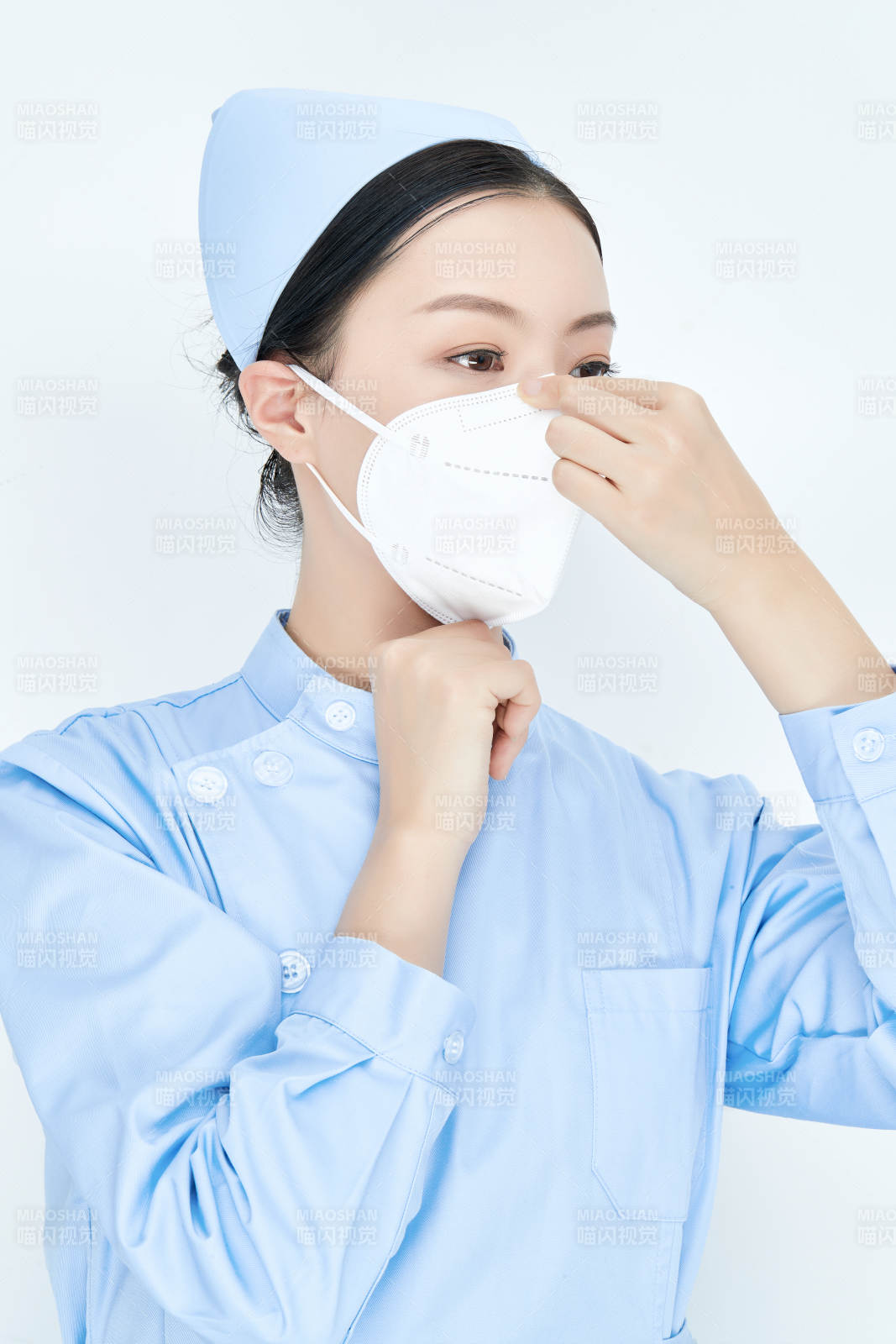 女性医护人员展示规范的口罩正确佩戴方式图片