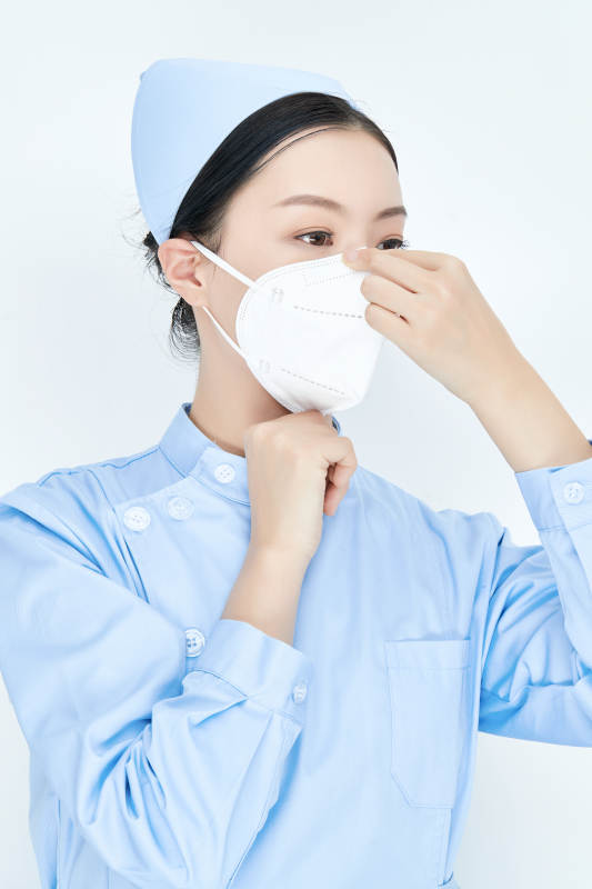 女性医护人员展示规范的口罩正确佩戴方式图片