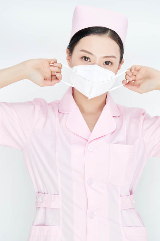 女性医护人员展示规范的口罩正确佩戴方式图片