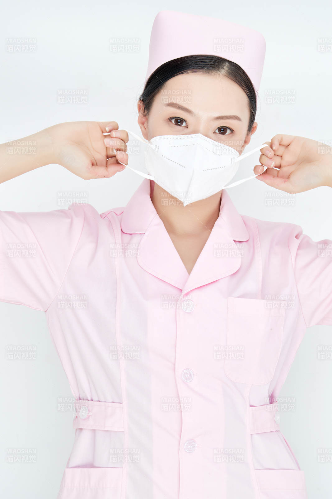 女性医护人员展示规范的口罩正确佩戴方式图片