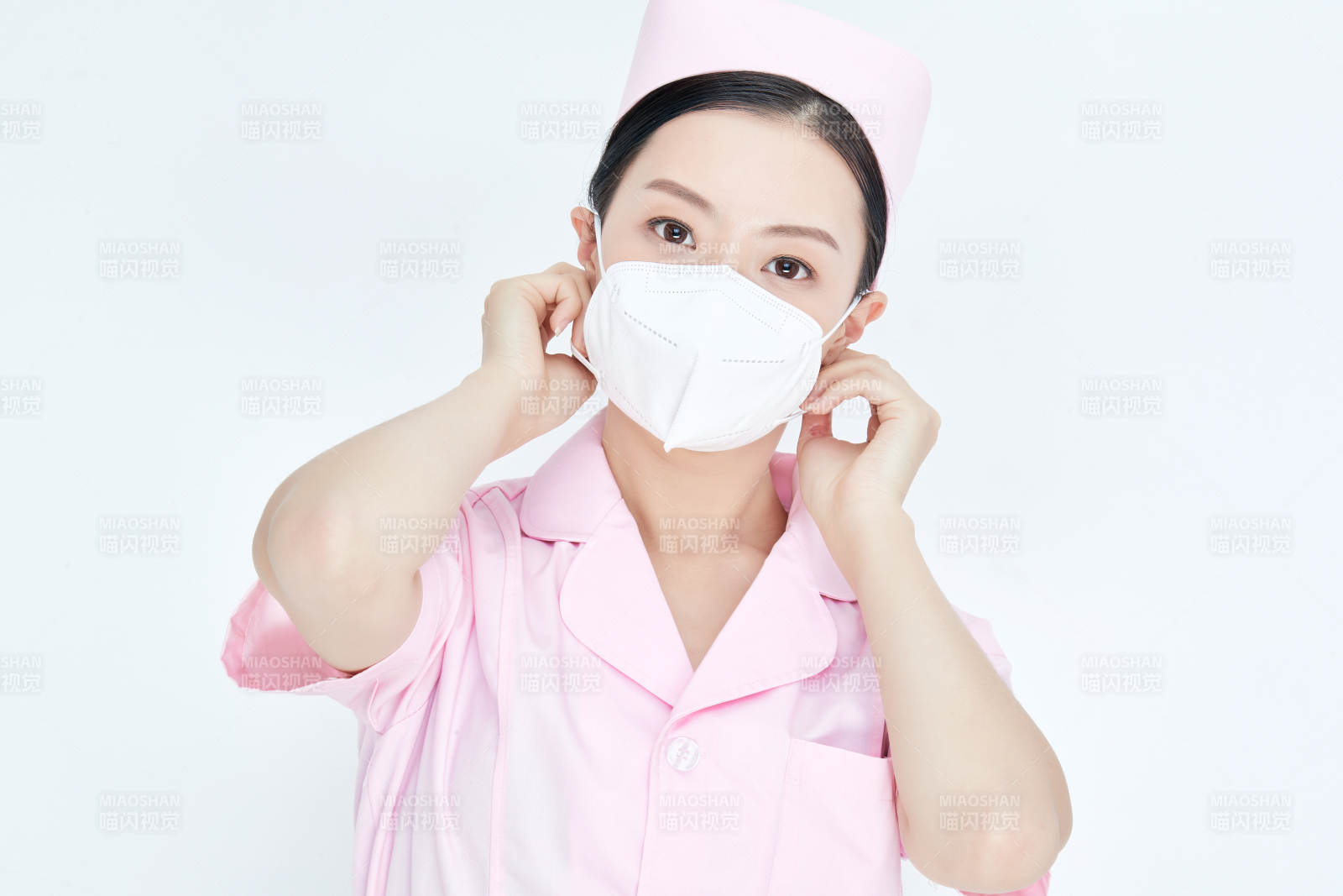 女性医护人员展示规范的口罩正确佩戴方式图片