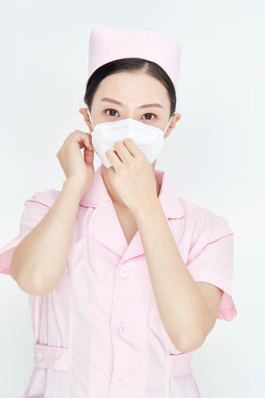 女性医护人员展示规范的口罩正确佩戴方式图片
