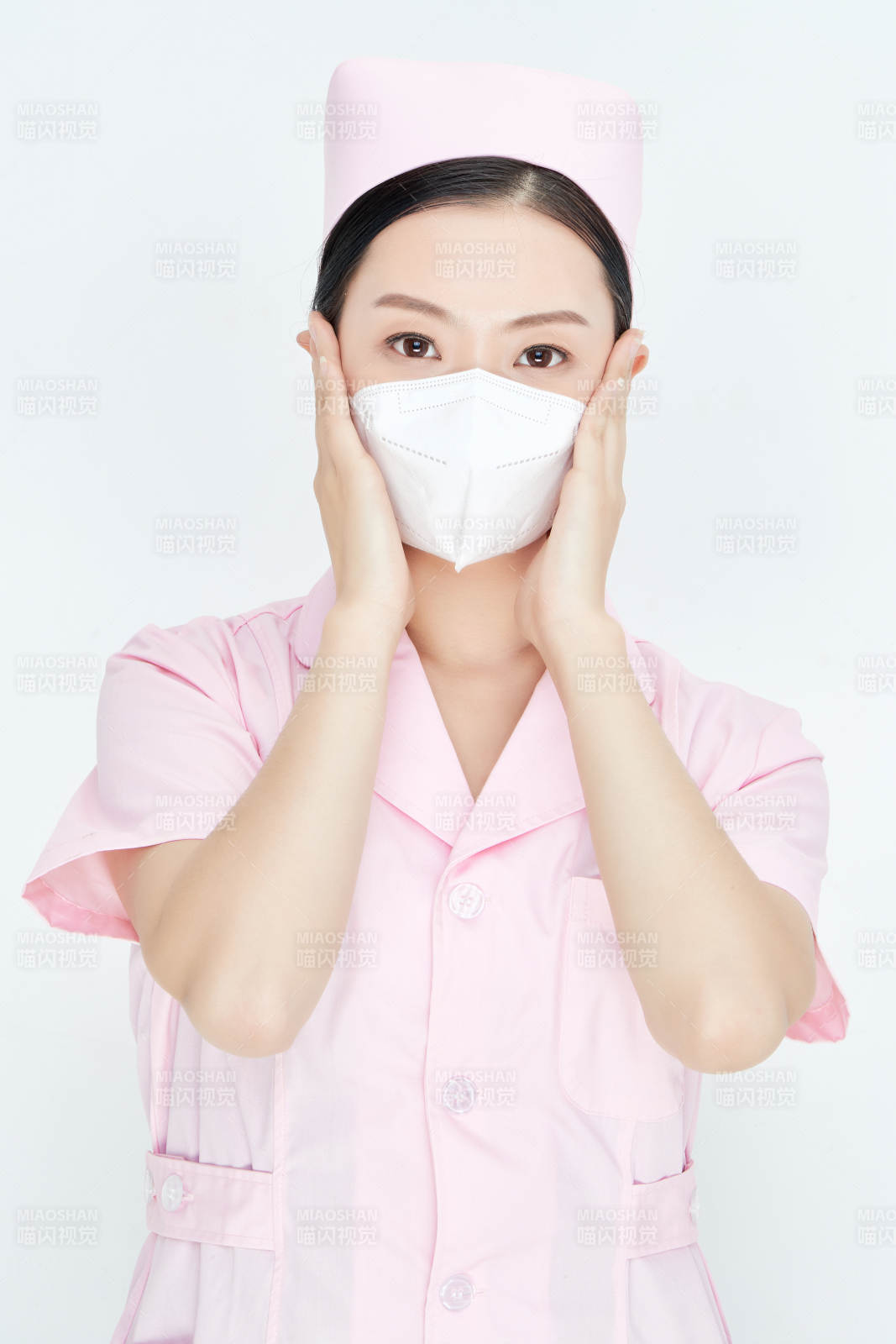 女性医护人员展示规范的口罩正确佩戴方式图片