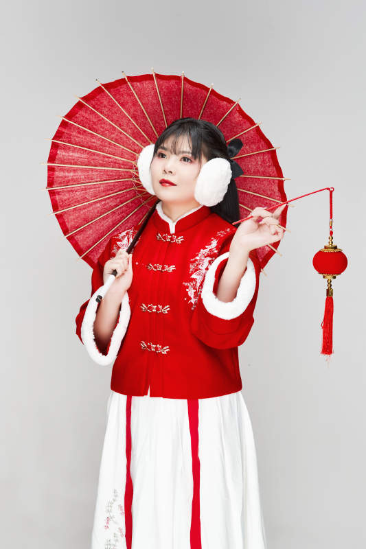 手打油纸伞手提红灯笼身穿喜庆汉服的可爱少女图片
