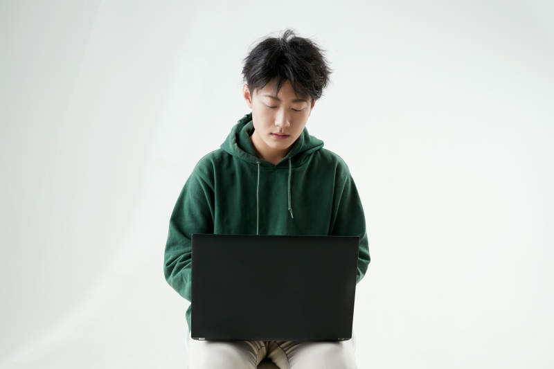 沉浸在网络恋爱世界的青年男子图片