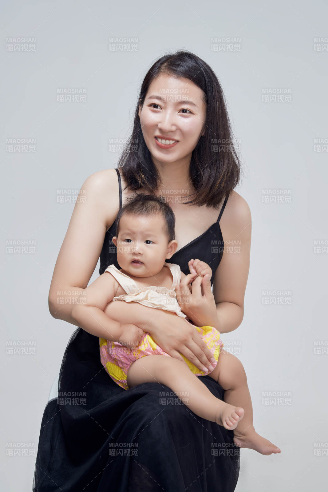 妈妈陪伴宝宝快乐的玩耍图片