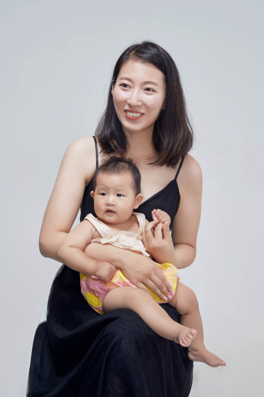 妈妈陪伴宝宝快乐的玩耍图片