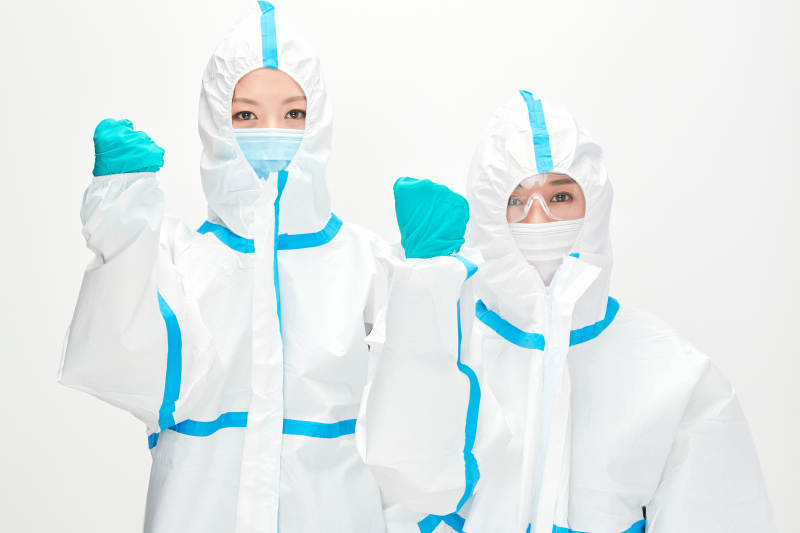 穿白色防护服佩戴护目镜口罩的防疫人员图片