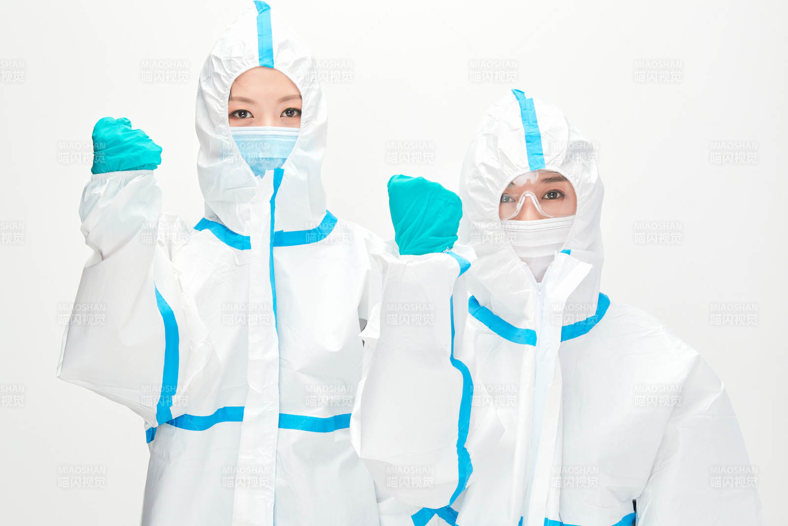 穿白色防护服佩戴护目镜口罩的防疫人员图片