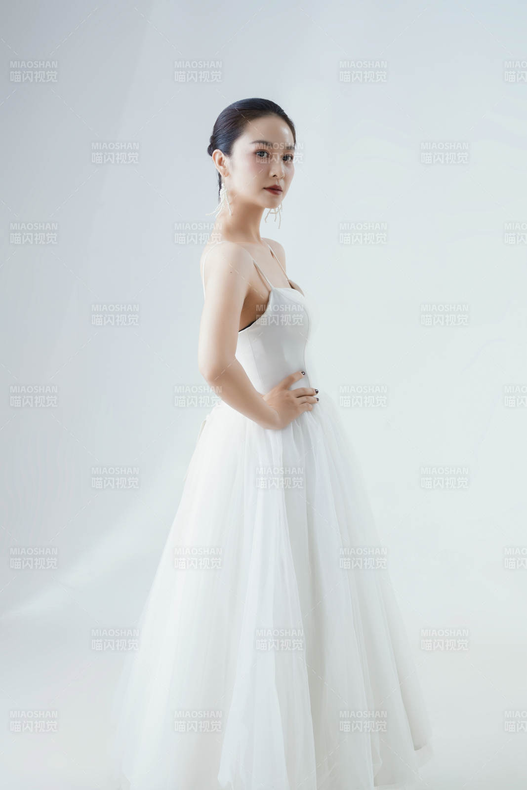 棚拍白色背景下的洁白婚纱新娘美妆图片