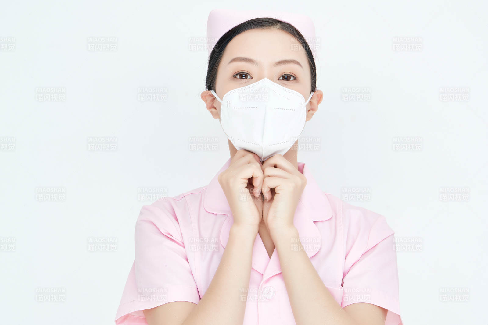 女性医护人员展示规范的口罩正确佩戴方式图片