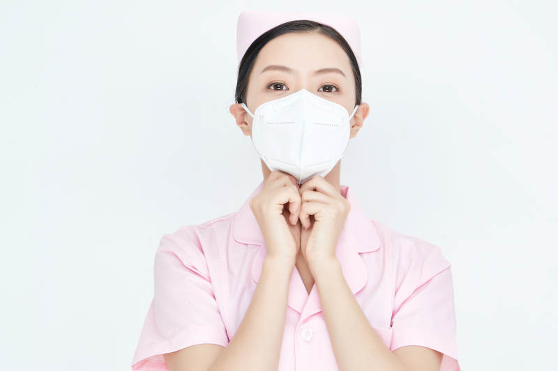 女性医护人员展示规范的口罩正确佩戴方式图片
