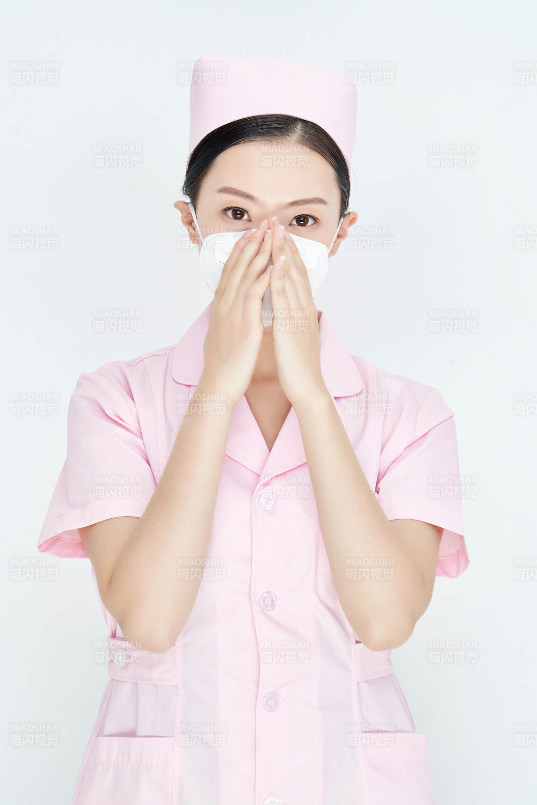 女性医护人员展示规范的口罩正确佩戴方式图片