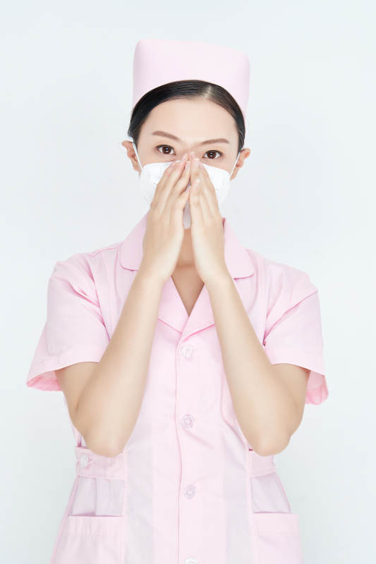 女性医护人员展示规范的口罩正确佩戴方式图片