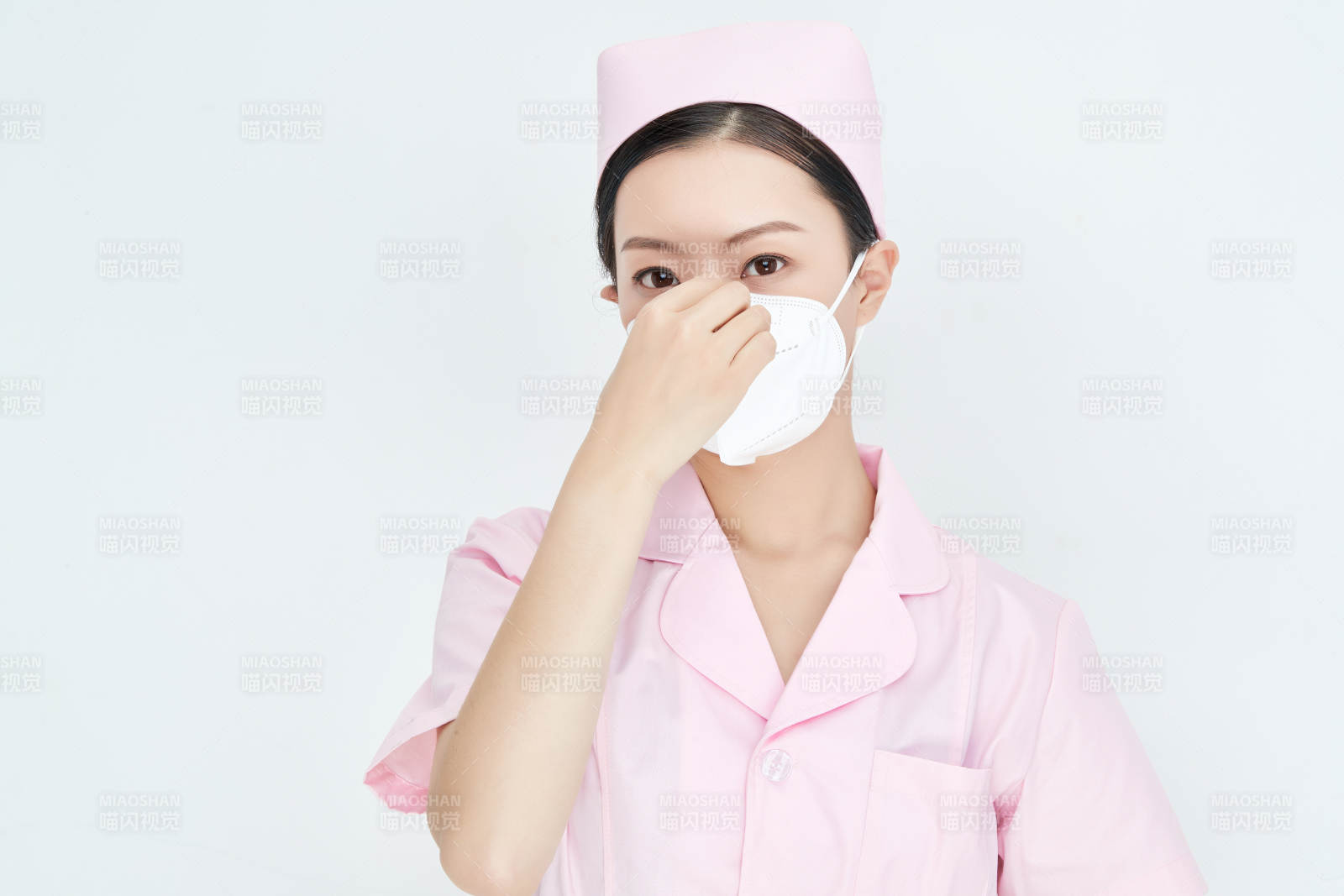女性医护人员展示规范的口罩正确佩戴方式图片