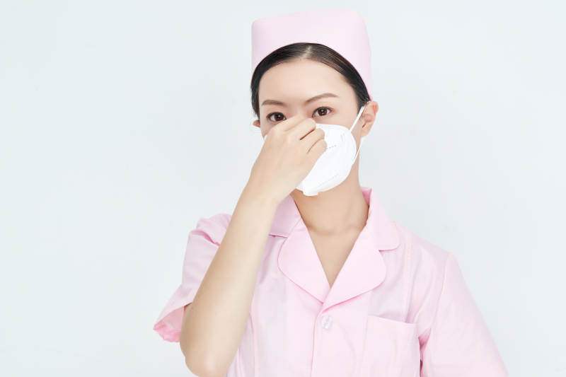 女性医护人员展示规范的口罩正确佩戴方式图片