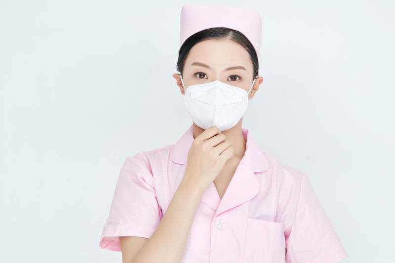 女性医护人员展示规范的口罩正确佩戴方式图片