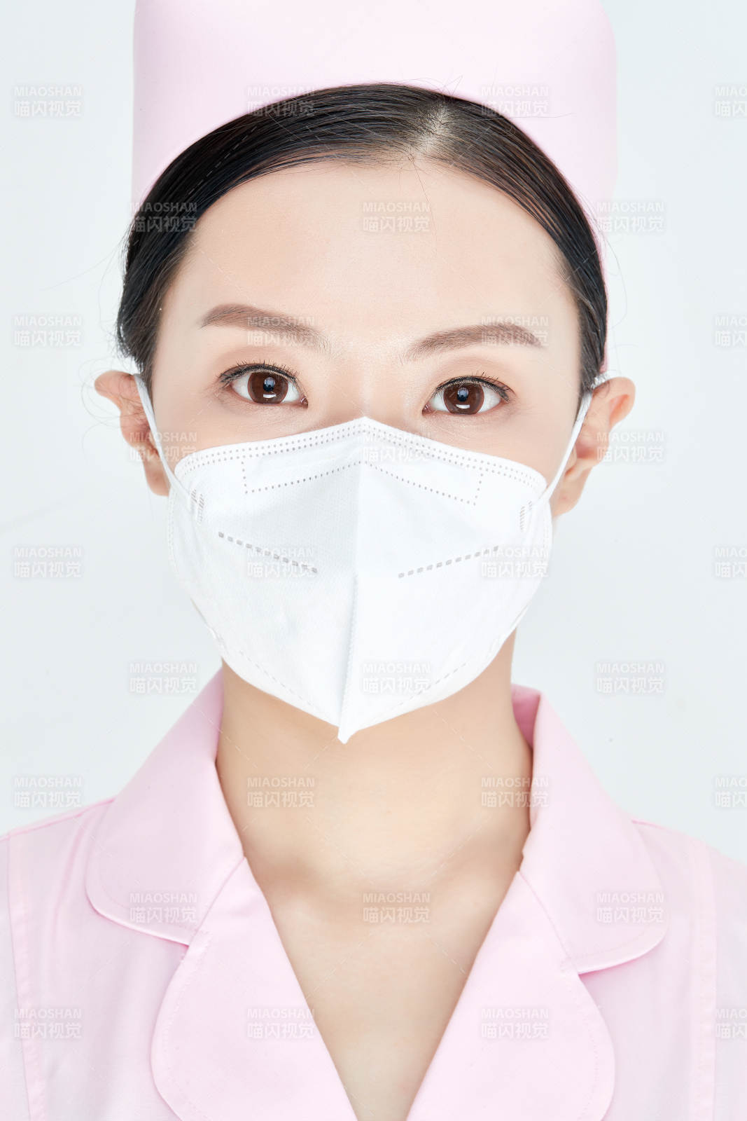 女性医护人员展示规范的口罩正确佩戴方式图片