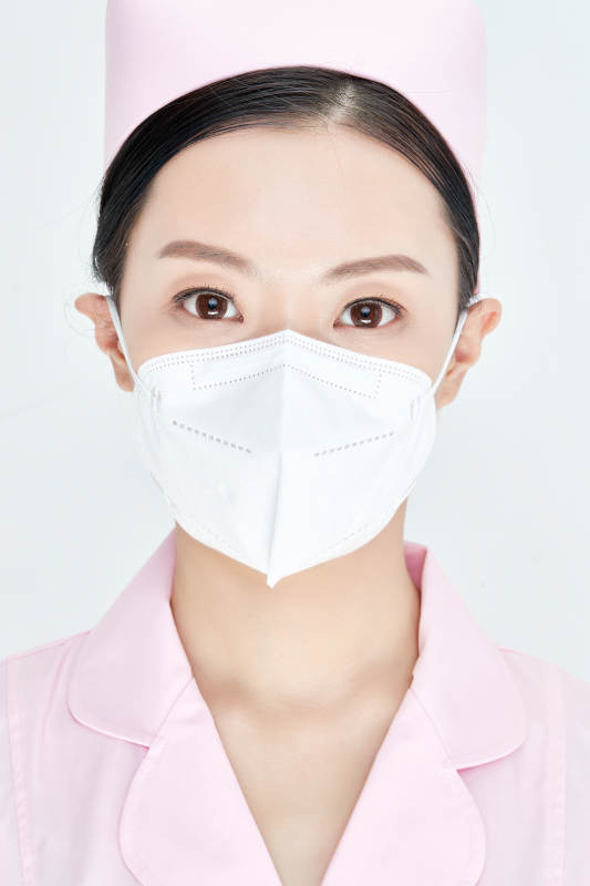 女性医护人员展示规范的口罩正确佩戴方式图片