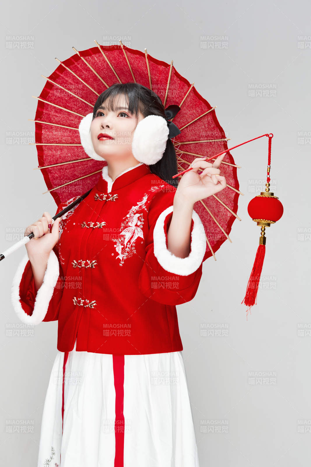 手打油纸伞手提红灯笼身穿喜庆汉服的可爱少女图片