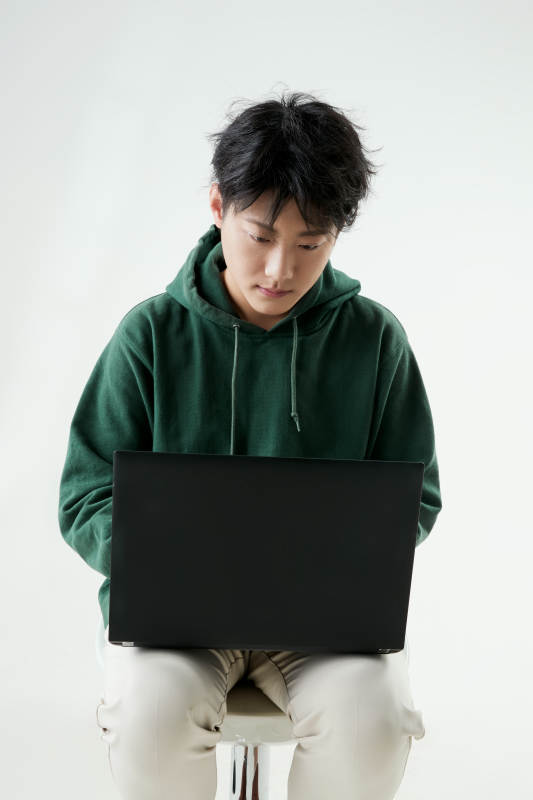 沉浸在网络恋爱世界的青年男子图片