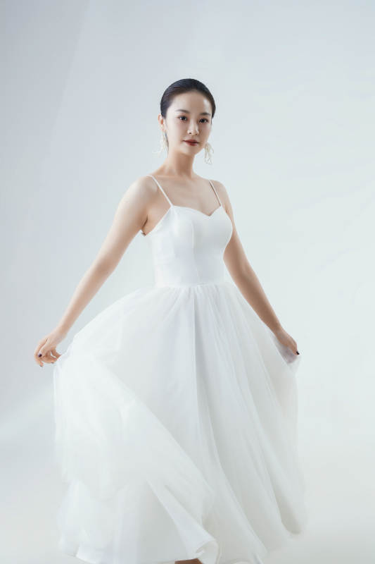 棚拍白色背景下的洁白婚纱新娘美妆图片