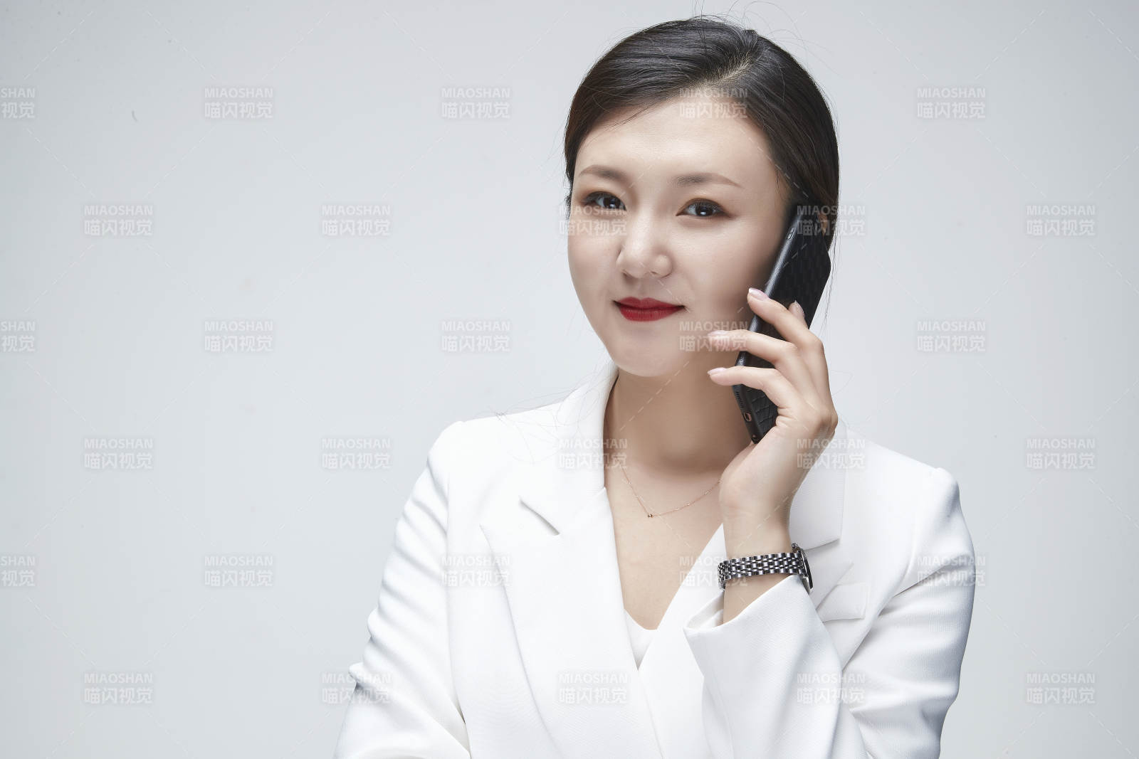 影棚拍摄白色背景亚洲年轻女性商务人像图片