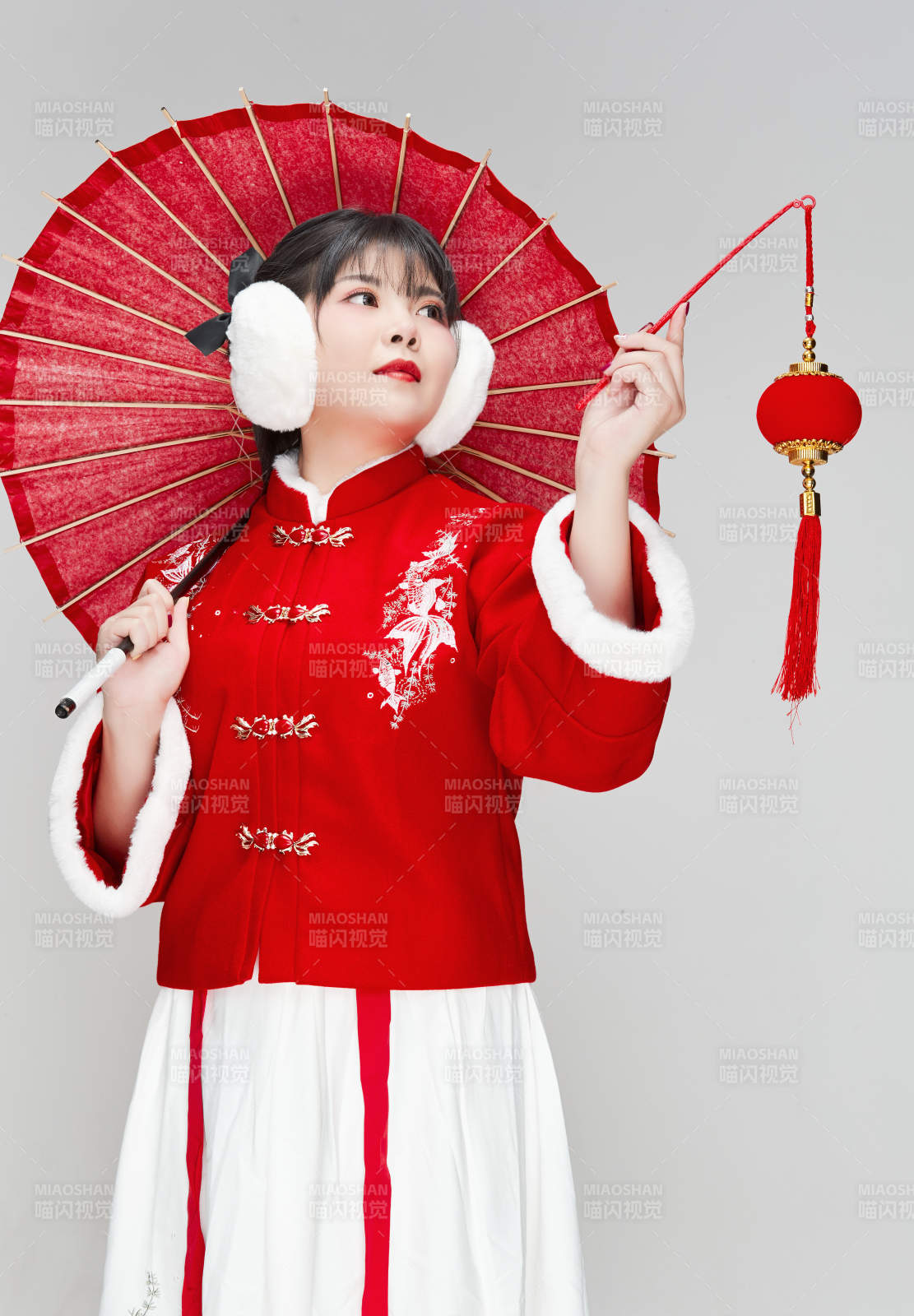 手打油纸伞手提红灯笼身穿喜庆汉服的可爱少女图片