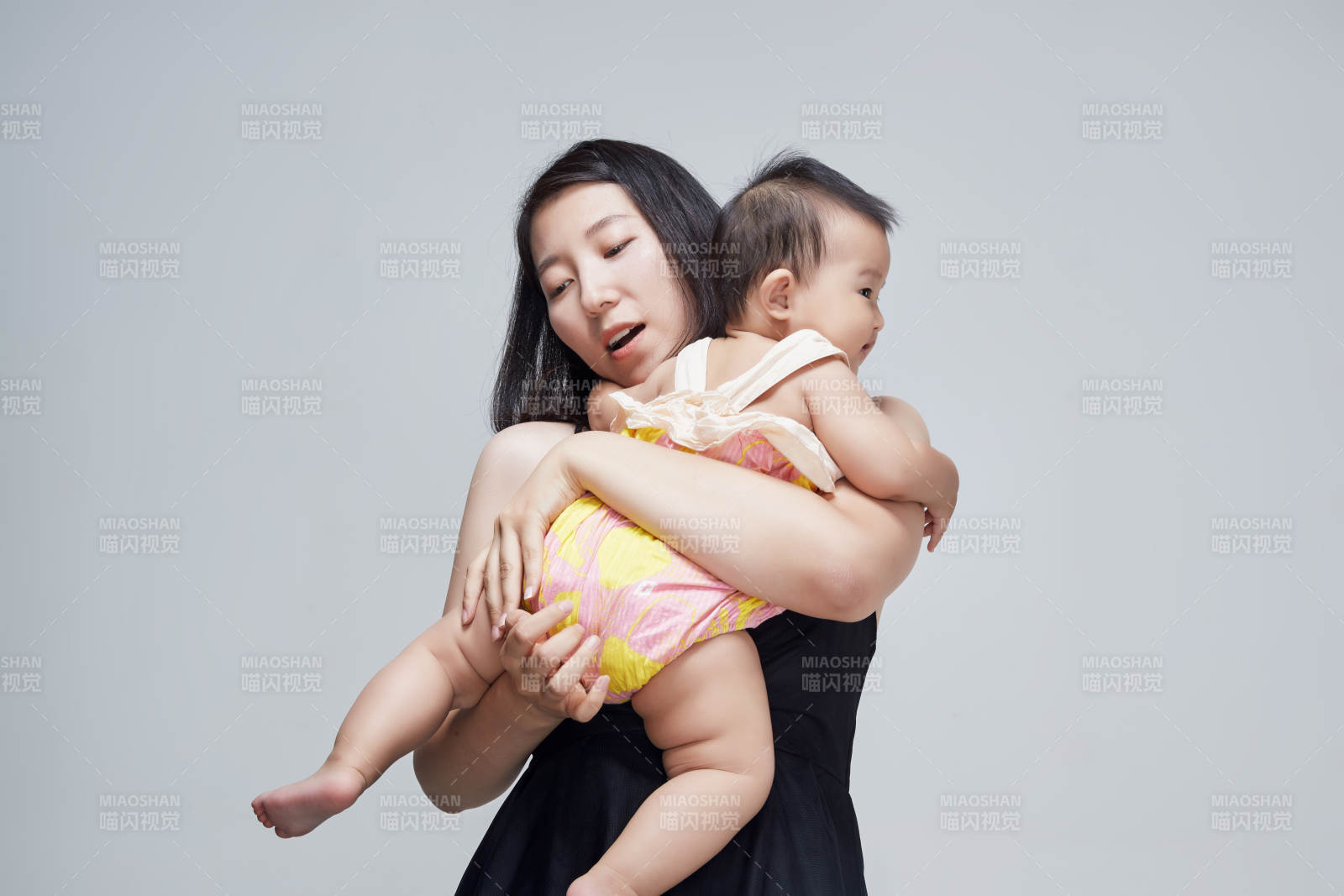 妈妈陪伴宝宝快乐的玩耍图片