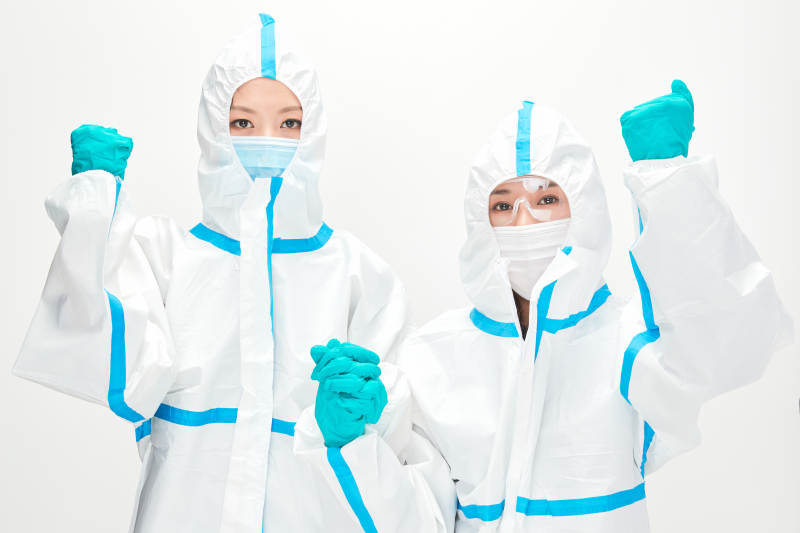 穿白色防护服佩戴护目镜口罩的防疫人员图片