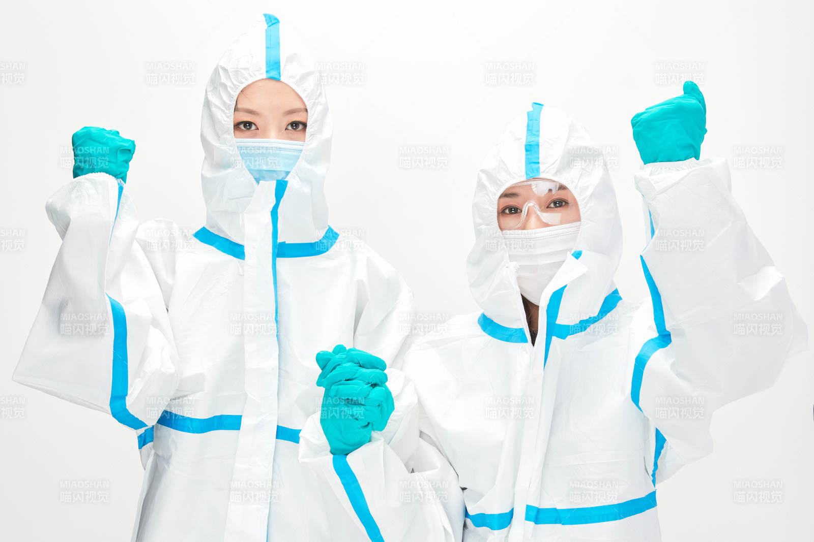 穿白色防护服佩戴护目镜口罩的防疫人员图片