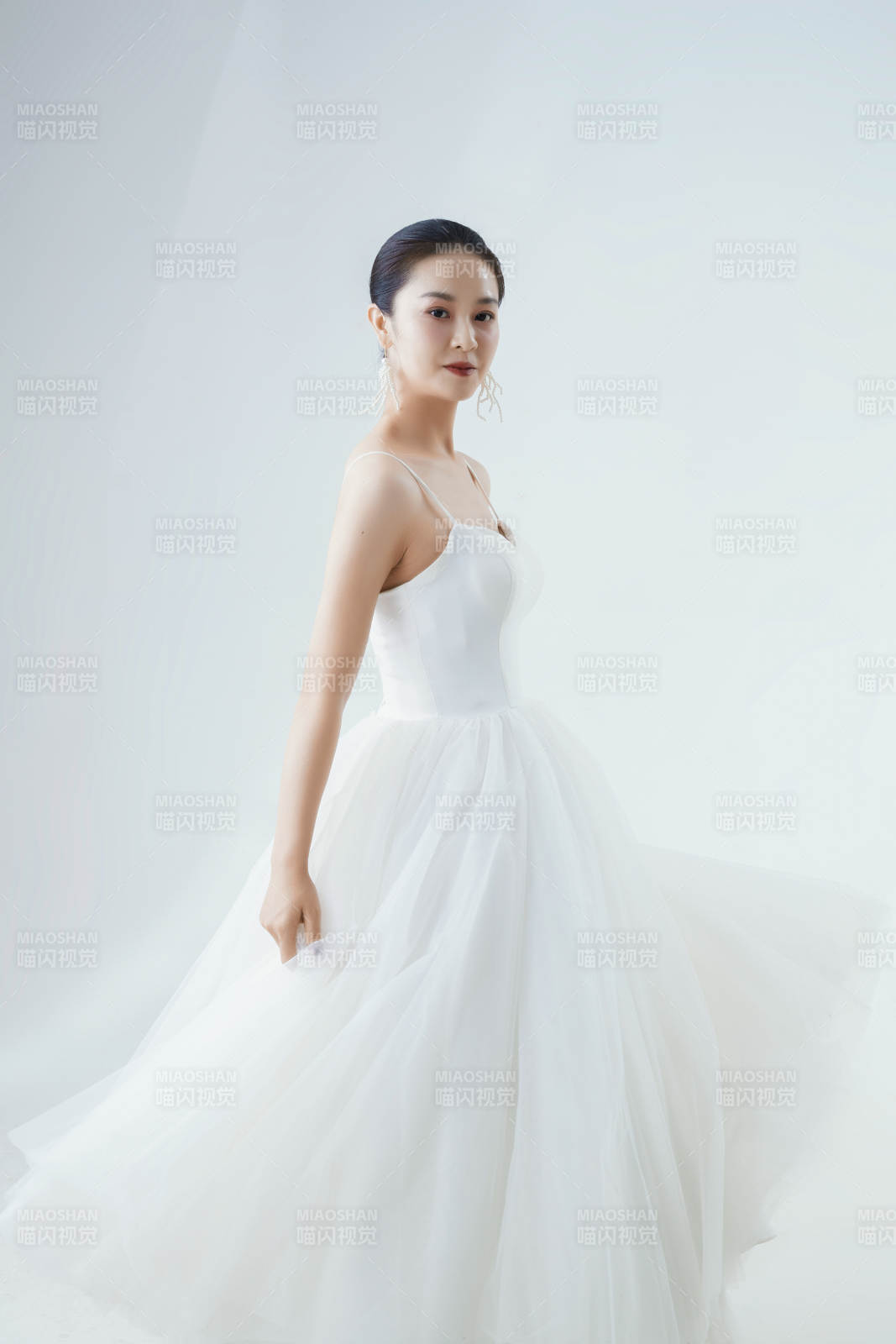 棚拍白色背景下的洁白婚纱新娘美妆图片