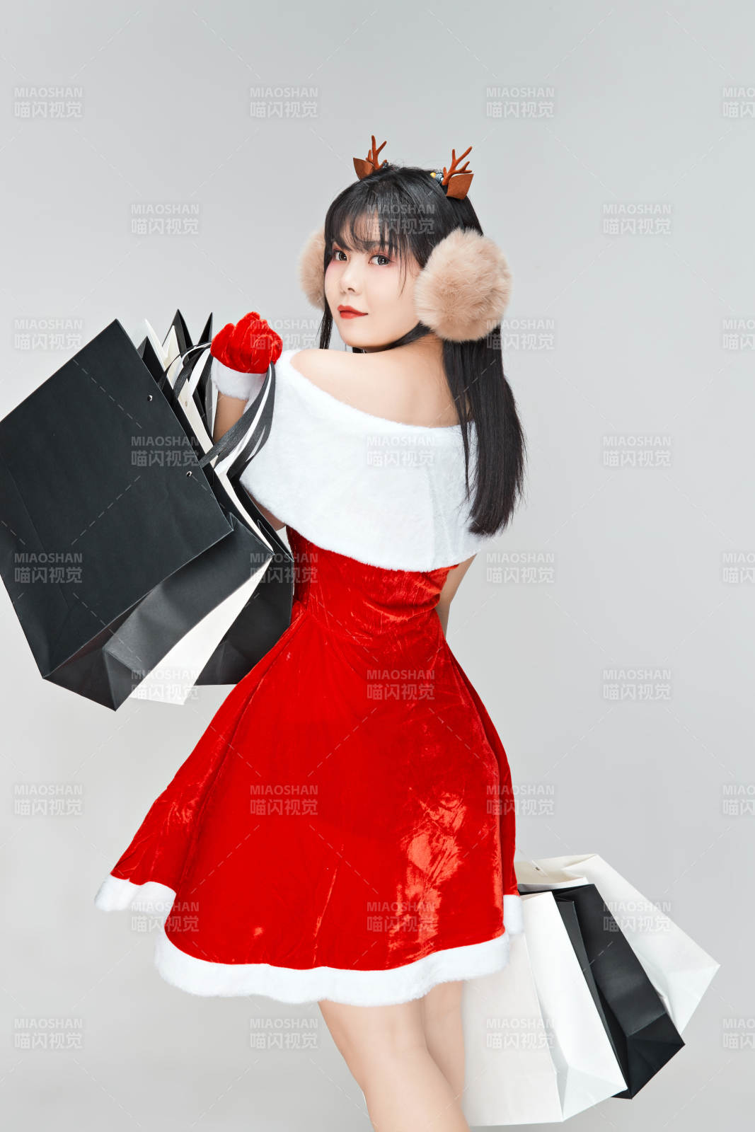 身穿圣诞服饰手提购物袋性感可爱的圣诞女郎图片