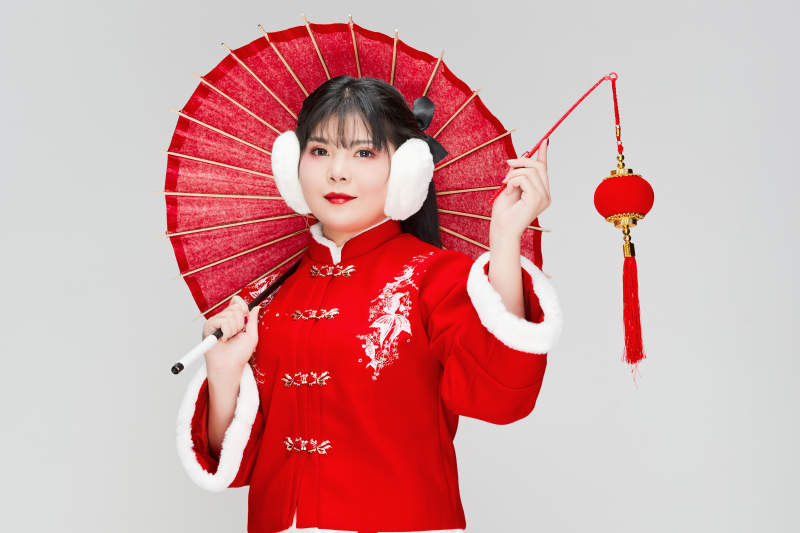 手打油纸伞手提红灯笼身穿喜庆汉服的可爱少女图片