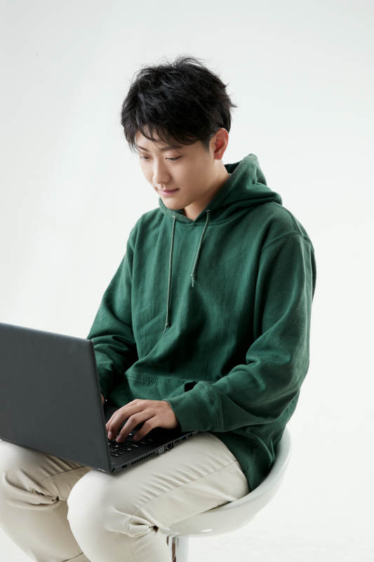 沉浸在网络恋爱世界的青年男子图片