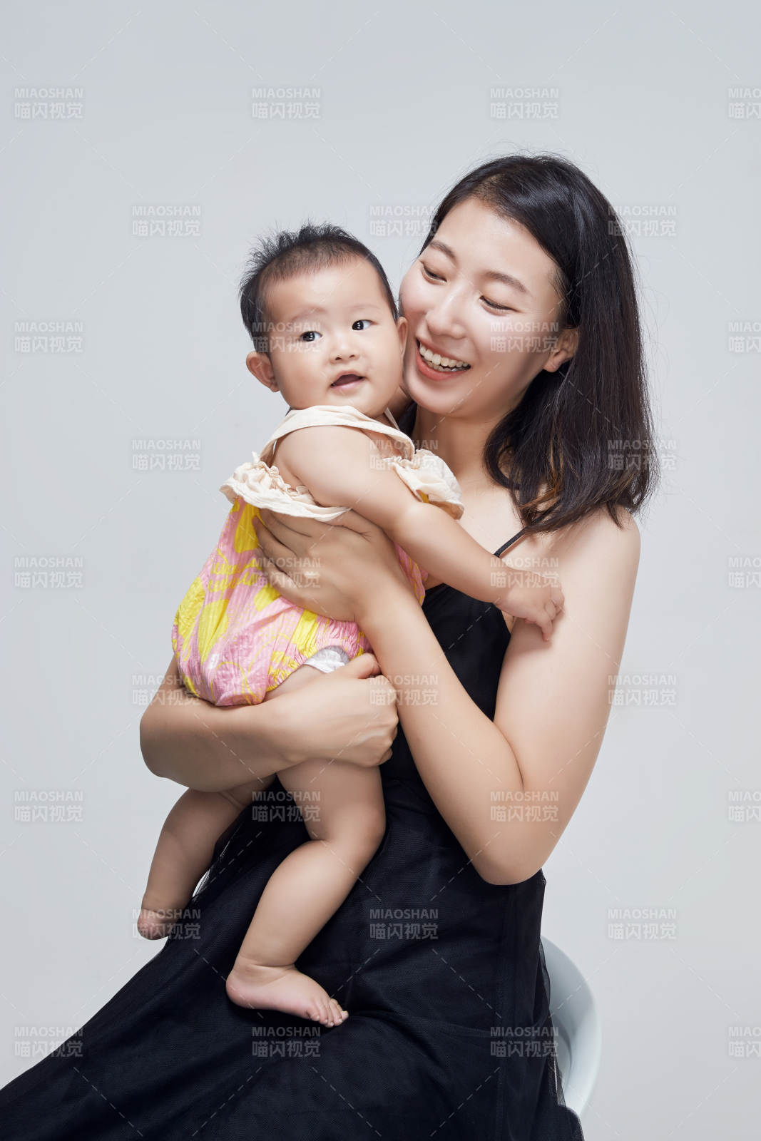 妈妈陪伴宝宝快乐的玩耍图片