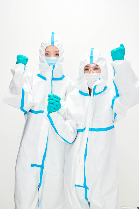 穿白色防护服佩戴护目镜口罩的防疫人员图片