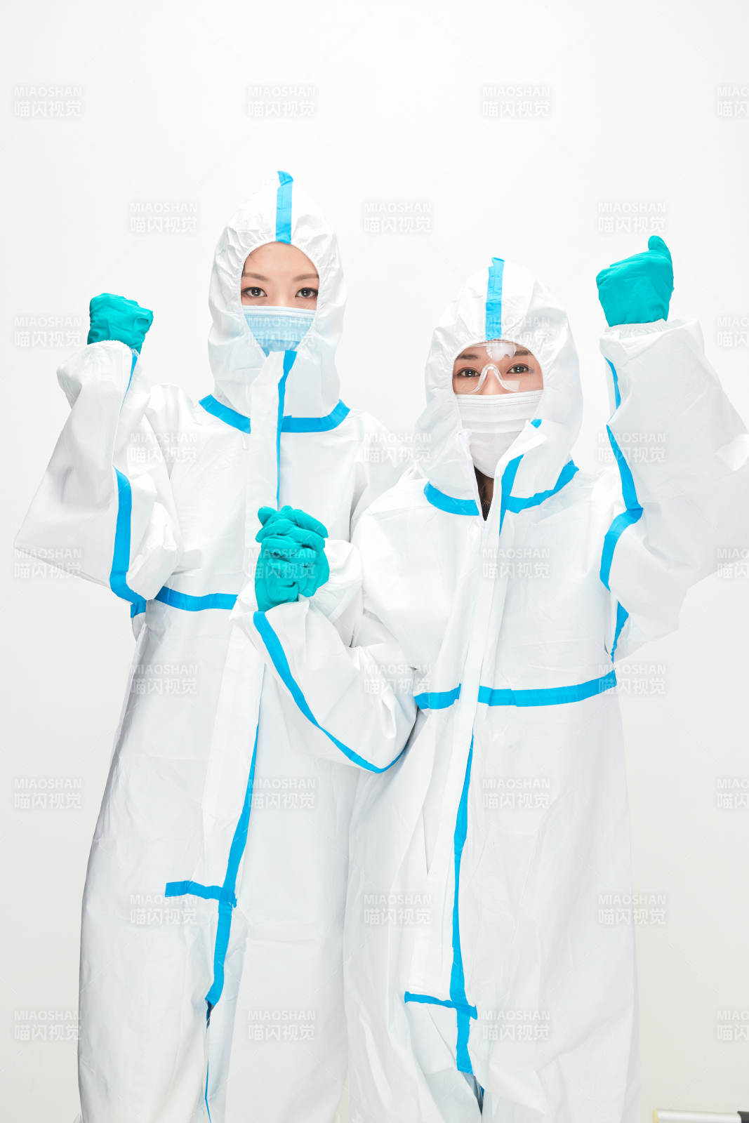 穿白色防护服佩戴护目镜口罩的防疫人员图片