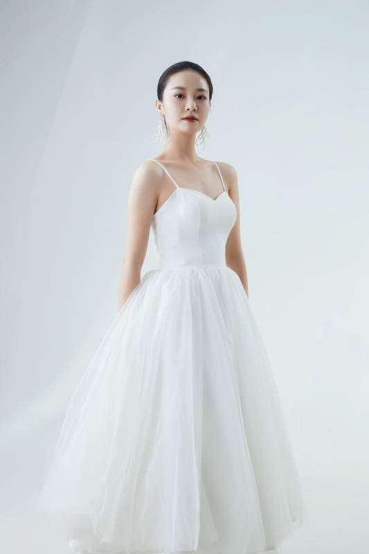 棚拍白色背景下的洁白婚纱新娘美妆图片